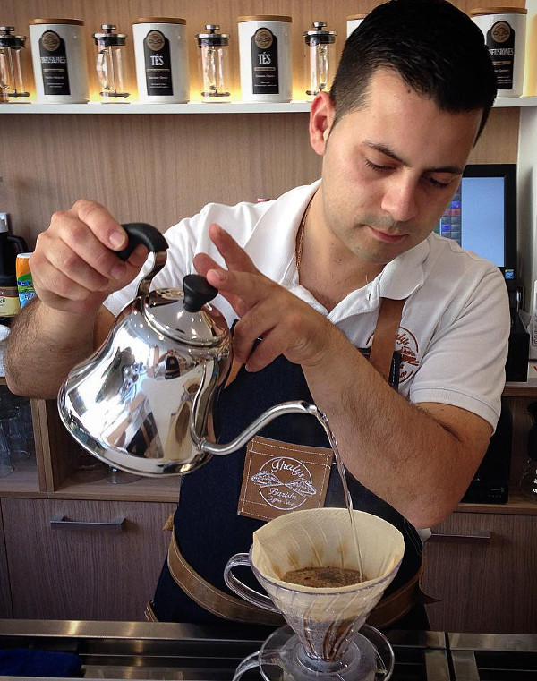 Carrión, en Thalys Coffee Shop, cafetería que regenta. Foto: J. Carrión.