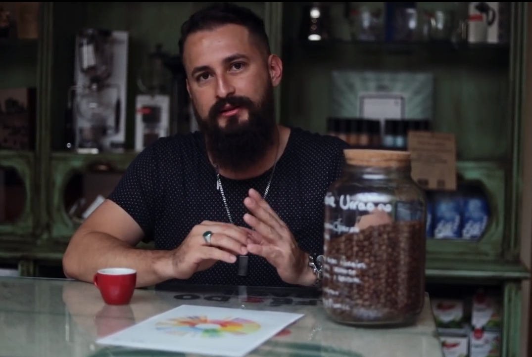 Chaverra, en una imagen de un vídeo de Cafés Bernal, donde trabaja.