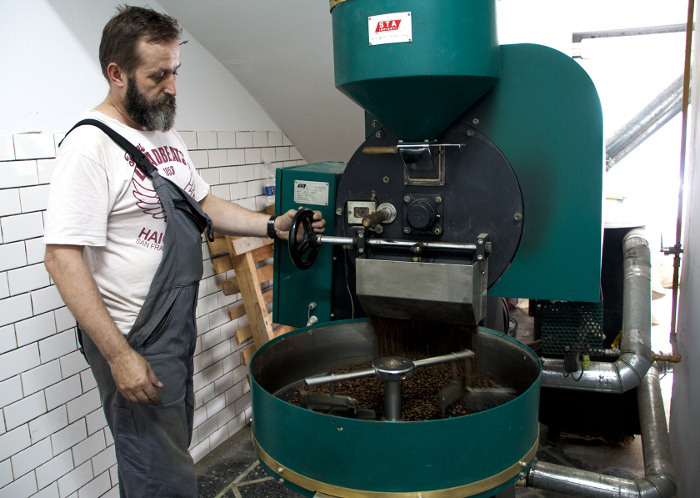 Allan Dogan, de Full City Coffee House, tostando café en su tostadora STA Impianti.