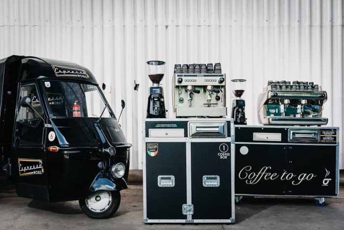 Espressomobil cuenta con su Piaggio Ape como food truck y otras soluciones móviles como equipos independientes de alquiler.