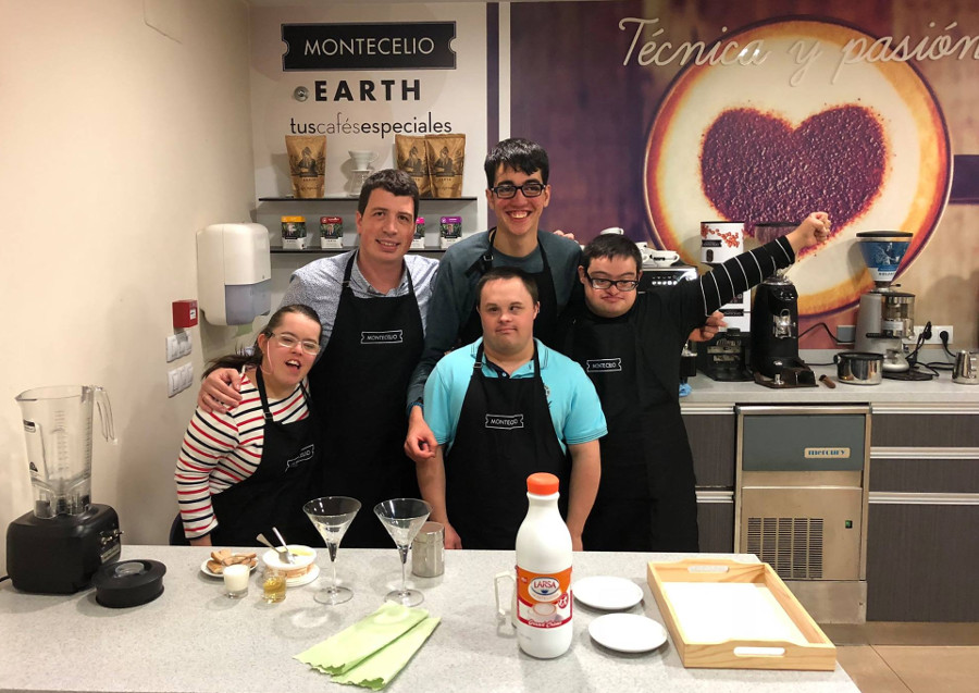 Diego en las intalaciones de Cafento donde prepara a los chicos y chicas para el Campeonato Barista Down.