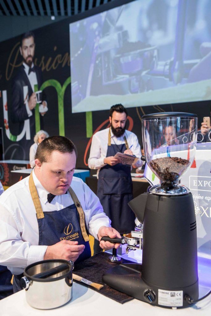 Un equipo de la Fundación Down Vigo hizo una exhibición barista en Hostelco.