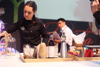 Barista preparando cocktail de café.