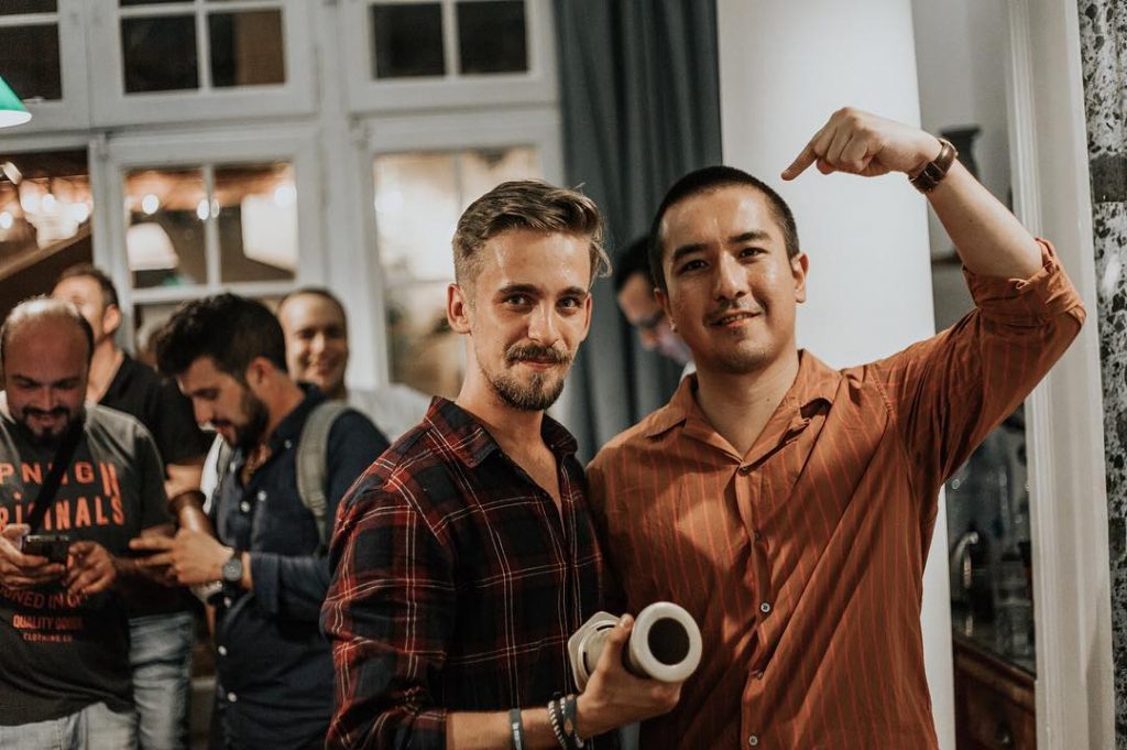 Maksym Zhuk, campeón de España de AeroPress, con Carlos Zavala, coordinador nacional del campeonato.