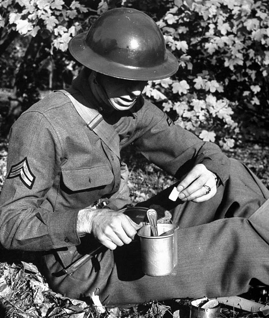 2.1940_soldado_tomando_cafe